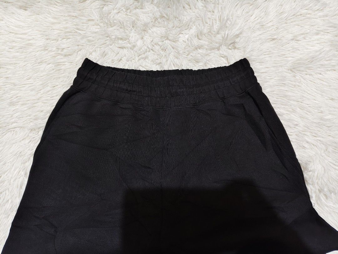 Uniqlo C Wide Sweat Pants (Category: Joggers) located in Angeles City. Submitted by miss_independent01 (Listing ID 1467753716, Image 3). Description: Uniqlo C Wide Sweat Pants Color: Black Width: 14.5 (Small on tag) Length: 38.5 MOP: Gcash ✅ Mine Now, Pay Now ✅ First to Pay, Gets the Item 📍 PAMPANGA Courier: JnT 🚚🚚 PM 💌.