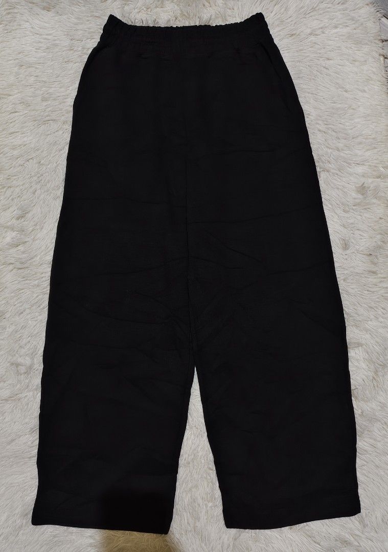 Uniqlo C Wide Sweat Pants (Category: Joggers) located in Angeles City. Submitted by miss_independent01 (Listing ID 1467753716, Image 2). Description: Uniqlo C Wide Sweat Pants Color: Black Width: 14.5 (Small on tag) Length: 38.5 MOP: Gcash ✅ Mine Now, Pay Now ✅ First to Pay, Gets the Item 📍 PAMPANGA Courier: JnT 🚚🚚 PM 💌.