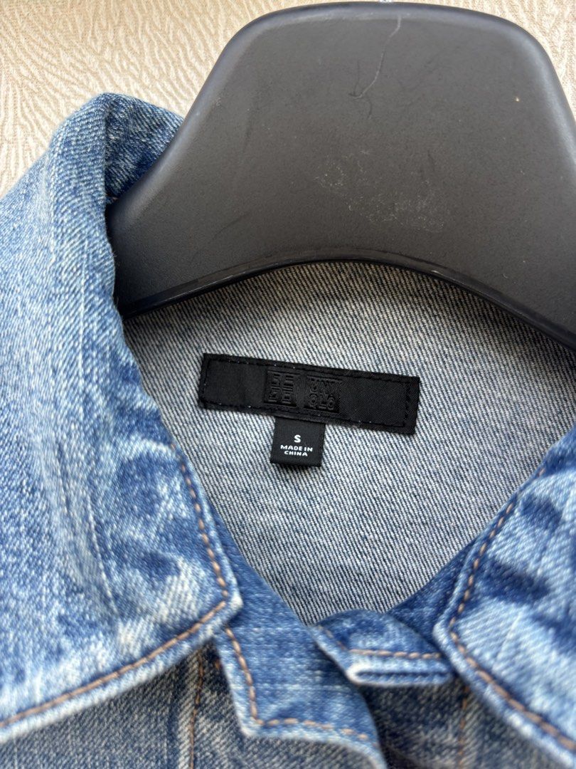 Uniqlo Denim Jacket (Category: Coats, Jackets and Outerwear) located in Baybay. Submitted by thrift.ed2023 (Listing ID 1467656947, Image 3). Description: Uniqlo Denim Jacket Small 17x19 No Issue Need Wash Good as New .