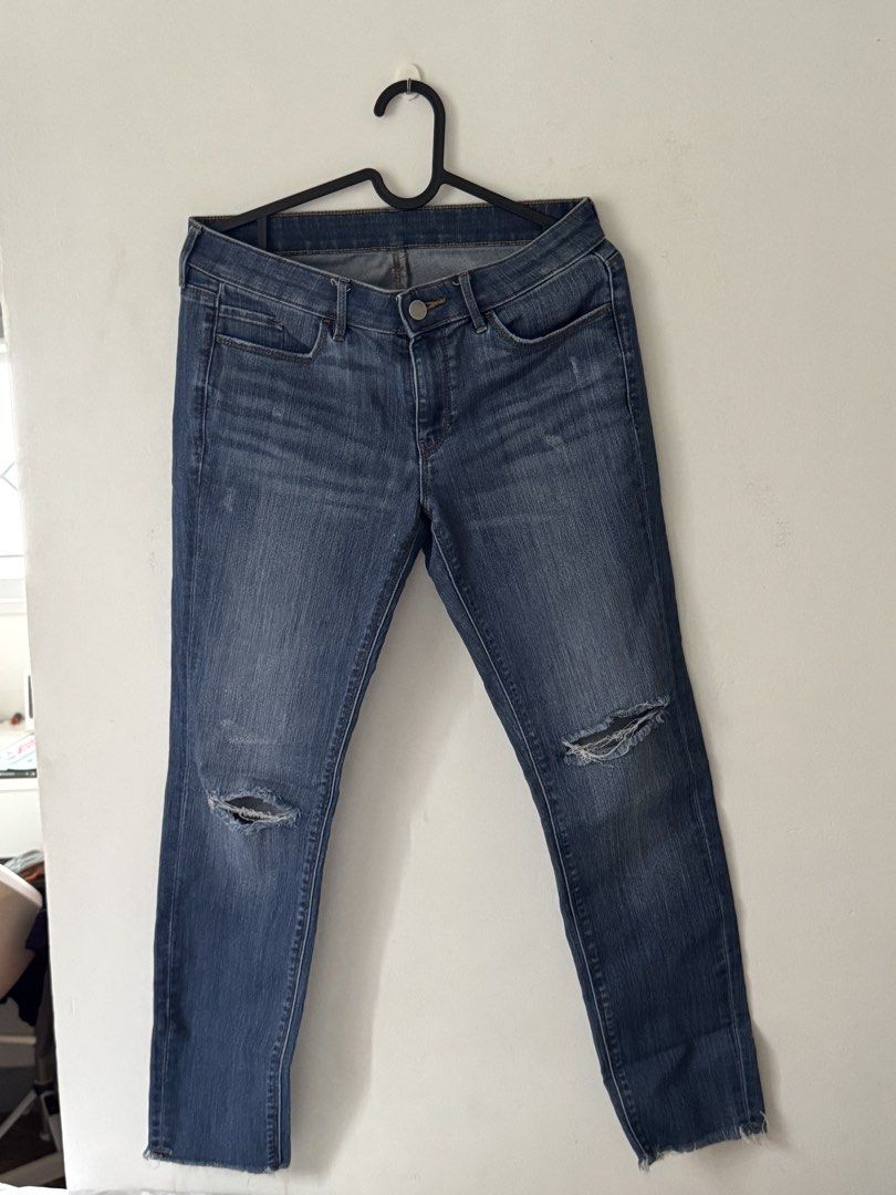 UNIQLO Denim Jeans Size 26 (Category: Jeans) located in Pasig City. Submitted by jazgarcia8 (Listing ID 1467692702, Image 1). Description: - Brand: UNIQLO - Color/Wash: Mid-blue wash - Size: Waist 26 inches - Details: Ripped knees and frayed hems - Condition: Great everyday staple.