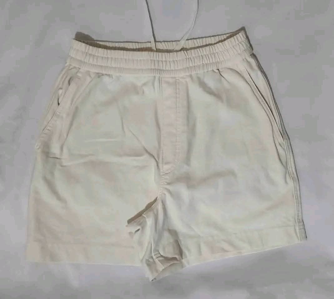Uniqlo denim short (Category: Shorts) located in Las Pinas. Submitted by happyhawk-58a3 (Listing ID 1467626499, Image 2). Description: uniqlo denim short off to white small like new.