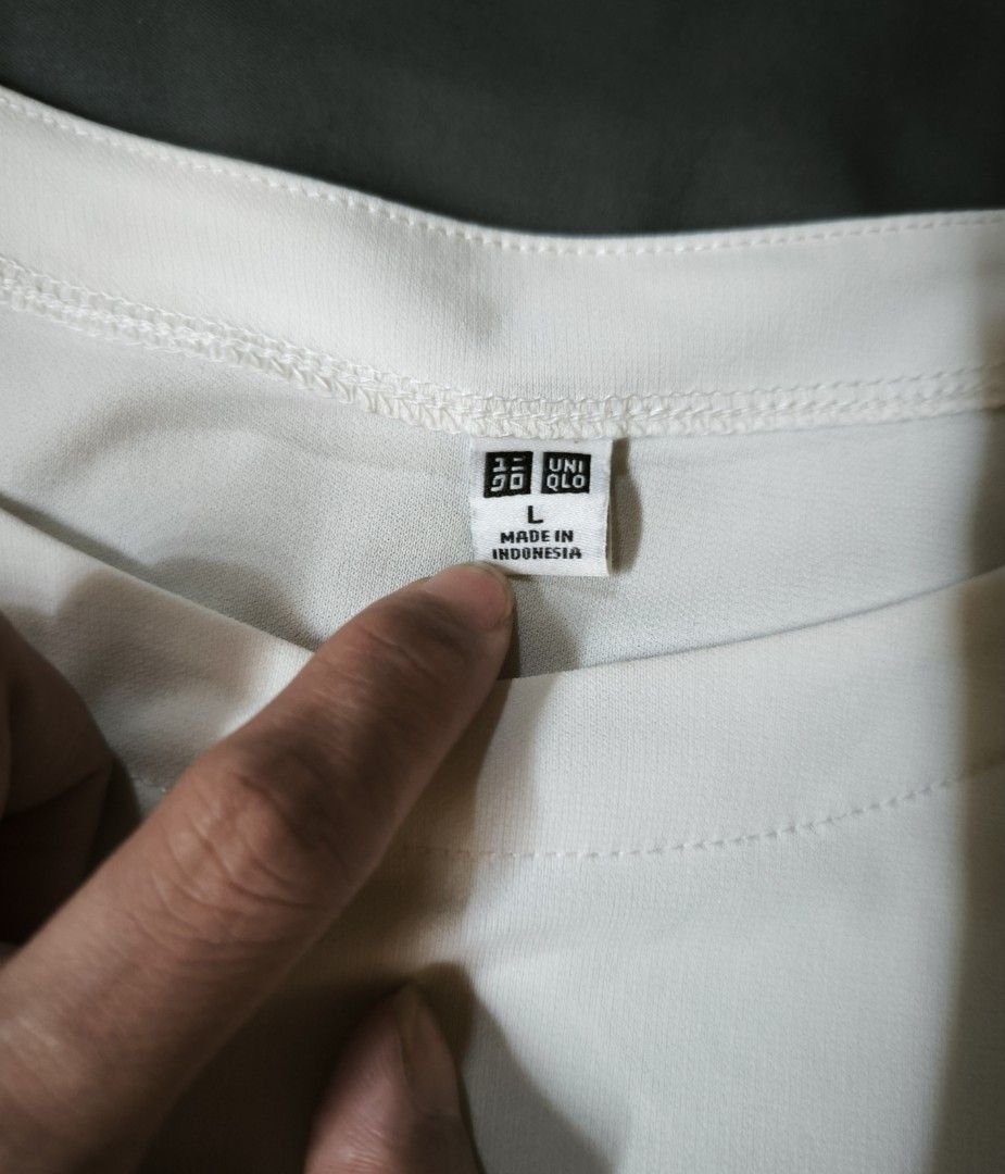 Uniqlo dirty white blouse (Category: Blouses) located in Manila. Submitted by wearforce (Listing ID 1467752194, Image 1). Description: Uniqlo dirty white blouse fit: M-L good condition color rate 9/10 149 + sf.