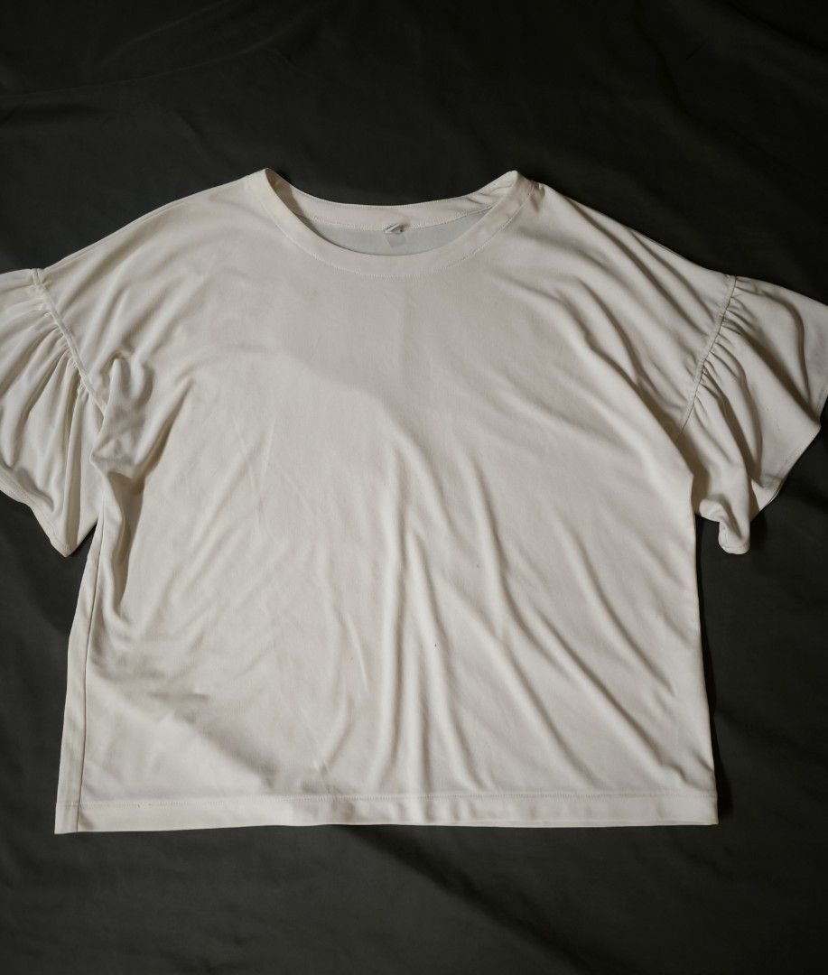 Uniqlo dirty white blouse (Category: Blouses) located in Manila. Submitted by wearforce (Listing ID 1467752194, Image 2). Description: Uniqlo dirty white blouse fit: M-L good condition color rate 9/10 149 + sf.