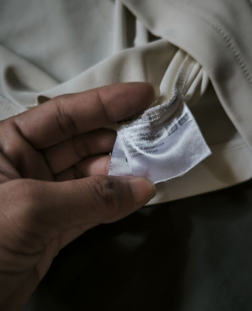 Uniqlo dirty white blouse (Category: Blouses) located in Manila. Submitted by wearforce (Listing ID 1467752194, Image 3). Description: Uniqlo dirty white blouse fit: M-L good condition color rate 9/10 149 + sf.
