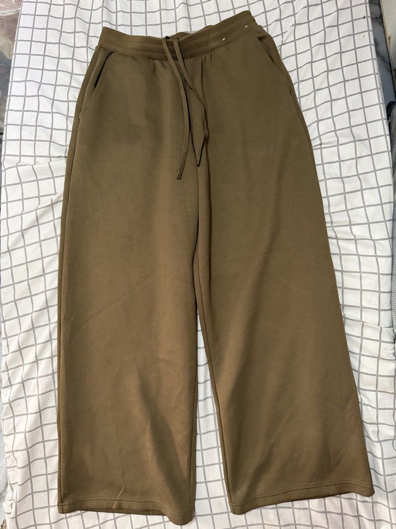 Uniqlo Dry Sweat Wide Pants (Category: Other Bottoms) located in Quezon City. Submitted by pinkyswearshop (Listing ID 1467687356, Image 2). Description: .