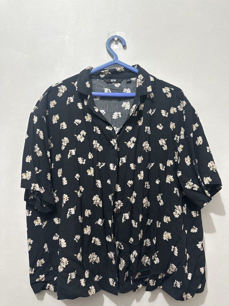 Uniqlo Floral Black Top (Category: Blouses) located in Valenzuela. Submitted by lumaph (Listing ID 1467745198, Image 1). Description: .