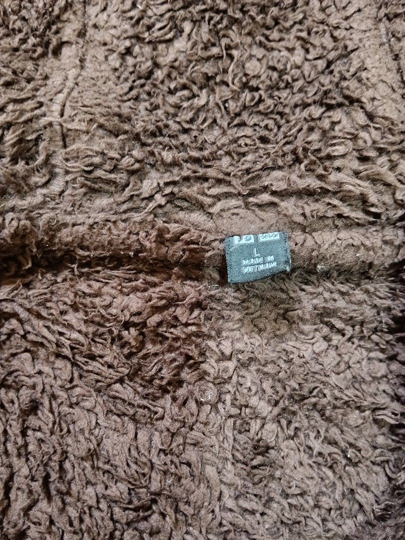 Uniqlo Fur Hoodie (Category: Coats, Jackets and Outerwear) located in Manila. Submitted by yvl.op (Listing ID 1467706176, Image 3). Description: W- 21“ L- 27“ BODY/HOOD LANG MAY FUR YUNG ARM PART WALA MOP: GCASH MOD: JNT/LALAMOVE DM FOR MORE INFO PRICE IS STILL NEGOTIABLE +SF.