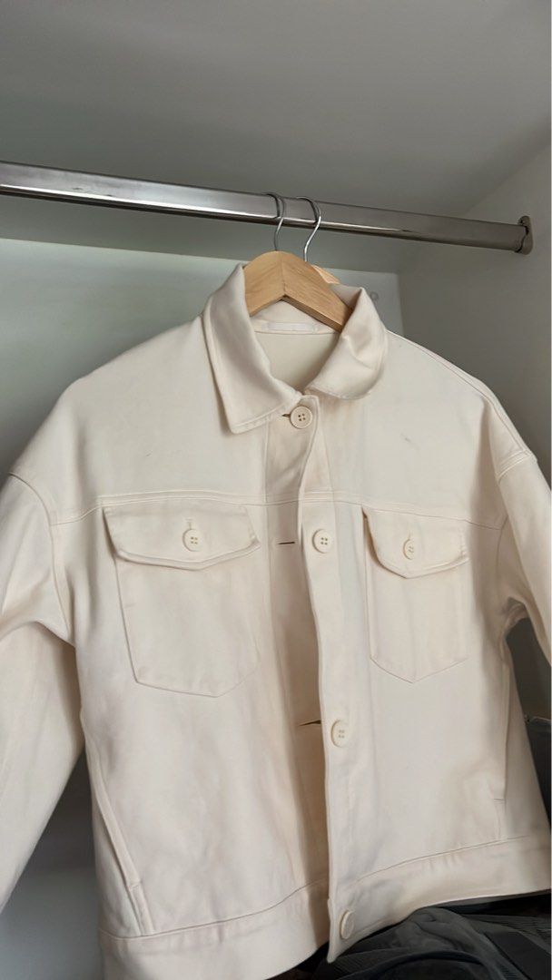 Uniqlo Jacket (Category: Coats, Jackets and Outerwear) located in Cauayan City . Submitted by declutterdarling (Listing ID 1467820371, Image 2). Description: .