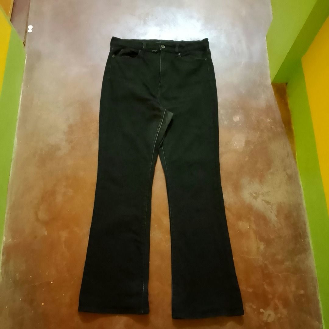 Uniqlo Jeans Black Flared Jeans (Category: Jeans) located in Cagayan de Oro. Submitted by drp.central (Listing ID 1467827399, Image 1). Description: Size: 32 Dimes: W - 16" L - 42.7" Hem - 9.5" Rise - 14" Leg - 9" Color: Black Complete tags ✅ Color Rate: 10/10 Bottom part/Crotch Part 6/10 Condition: 9/10 Issue: Fading sa may crotch tapos yung isa nasa pic No return/ refund Can ship using J&t 🏷️- P450.