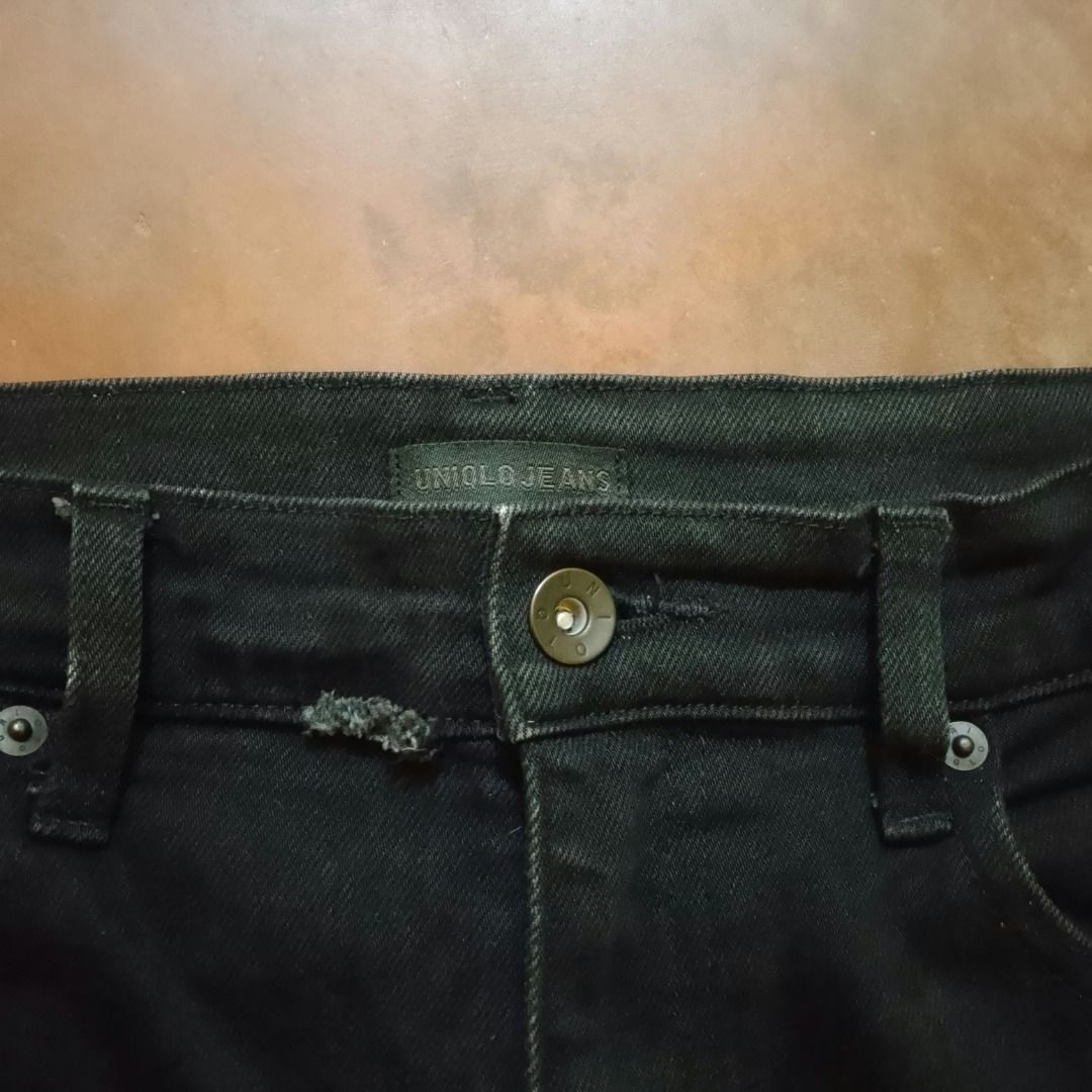 Uniqlo Jeans Black Flared Jeans (Category: Jeans) located in Cagayan de Oro. Submitted by drp.central (Listing ID 1467827399, Image 2). Description: Size: 32 Dimes: W - 16" L - 42.7" Hem - 9.5" Rise - 14" Leg - 9" Color: Black Complete tags ✅ Color Rate: 10/10 Bottom part/Crotch Part 6/10 Condition: 9/10 Issue: Fading sa may crotch tapos yung isa nasa pic No return/ refund Can ship using J&t 🏷️- P450.