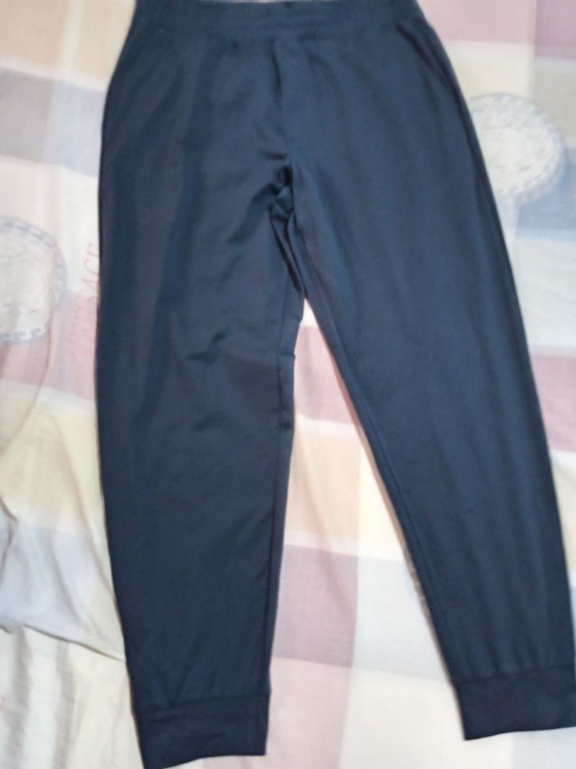 Uniqlo joggers (Category: Joggers) located in Marikina City. Submitted by cherrybone (Listing ID 1467672902, Image 1). Description: .