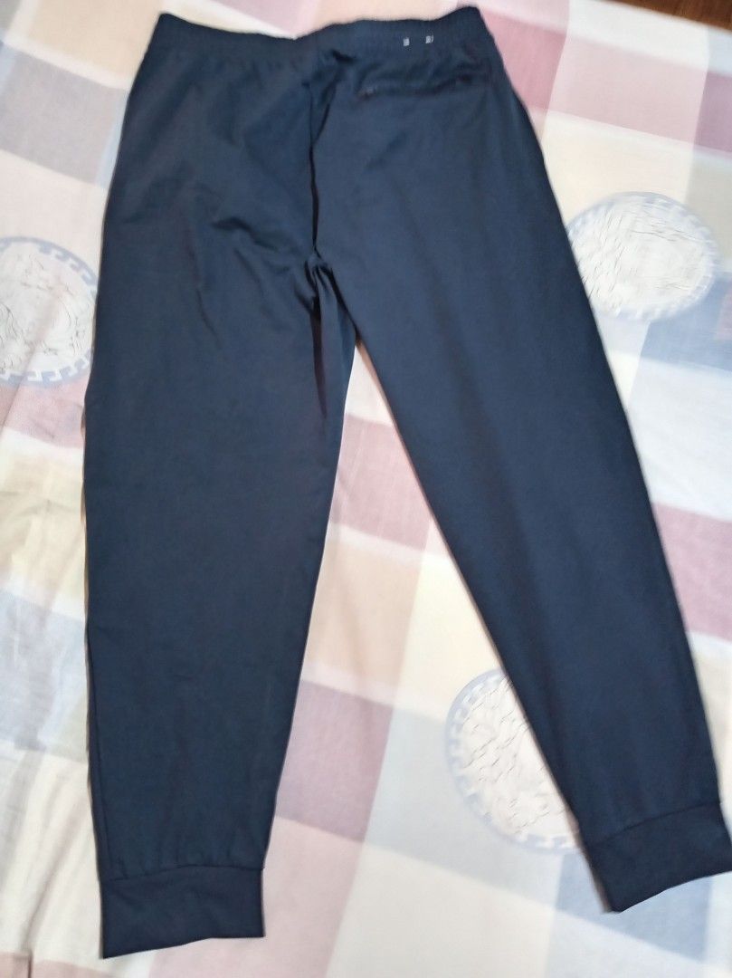 Uniqlo joggers (Category: Joggers) located in Marikina City. Submitted by cherrybone (Listing ID 1467672902, Image 2). Description: .