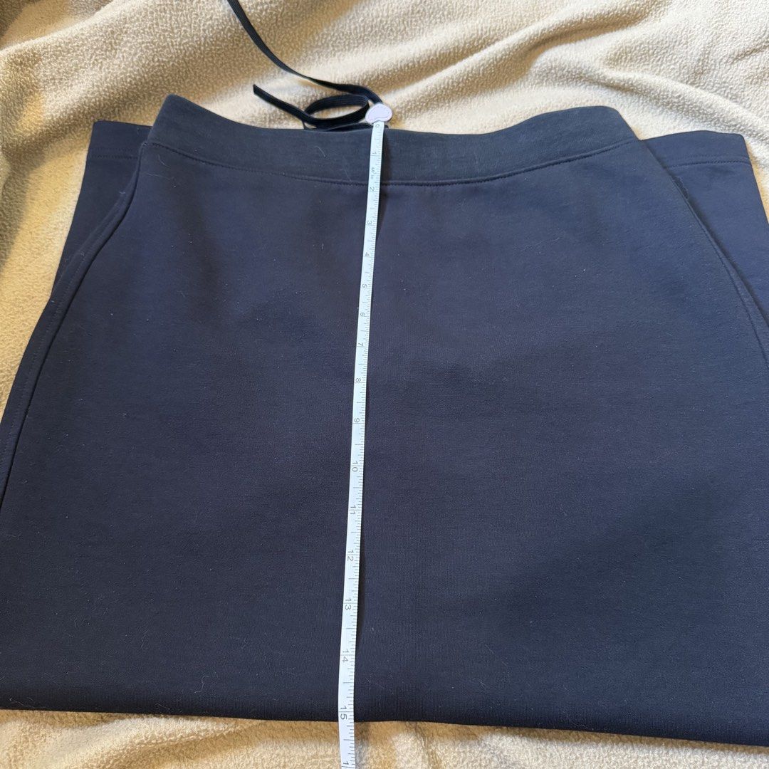 Uniqlo long skirt (Category: Skirts) located in Manila. Submitted by shefindshope (Listing ID 1467692461, Image 3). Description: Medium on tag pero si model is 5’3 and size xs (24waistline) kapag naka low waist is very perfect siya. Swipe to see the photos —————>.