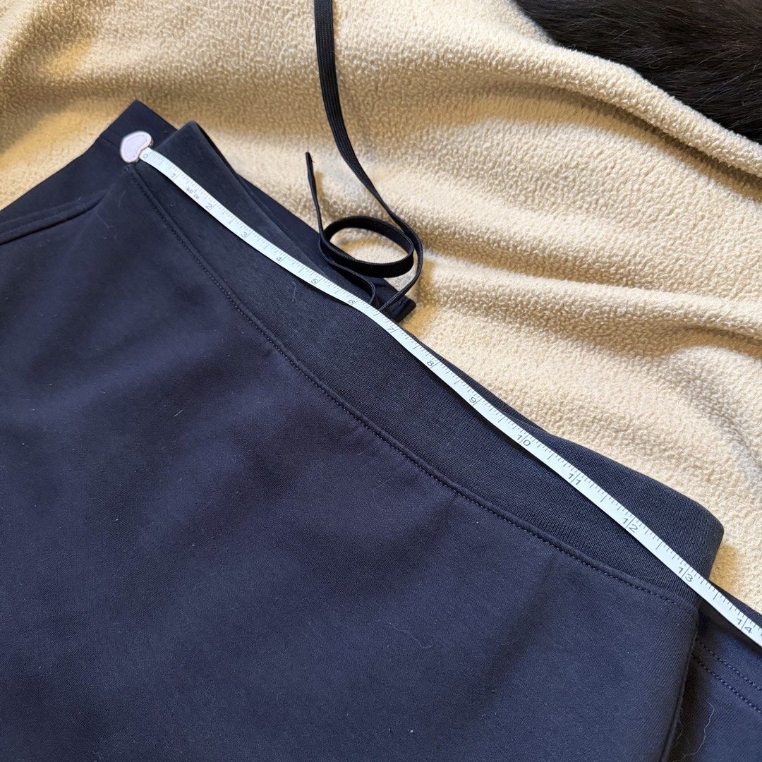Uniqlo long skirt (Category: Skirts) located in Manila. Submitted by shefindshope (Listing ID 1467692461, Image 2). Description: Medium on tag pero si model is 5’3 and size xs (24waistline) kapag naka low waist is very perfect siya. Swipe to see the photos —————>.