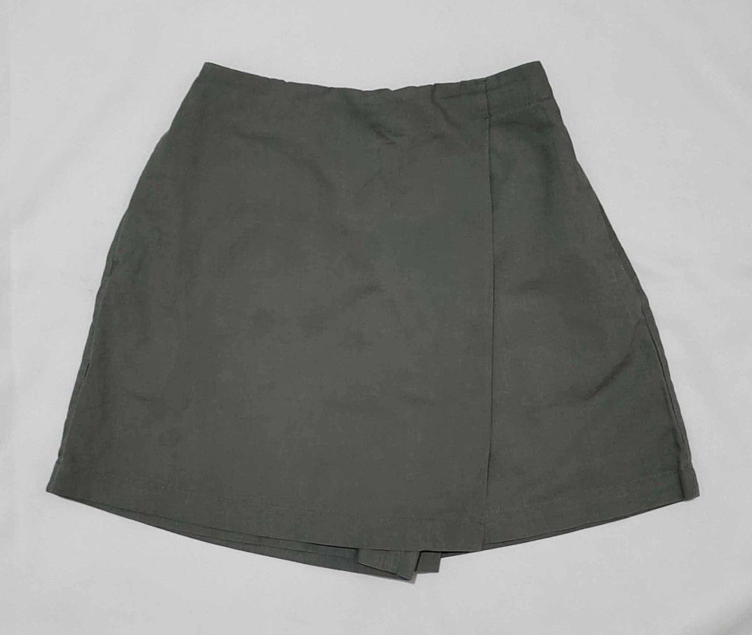 Uniqlo skort (Category: Other Bottoms) located in Las Pinas. Submitted by happyhawk-58a3 (Listing ID 1467625954, Image 2). Description: uniqlo linen skort olive green small like new.