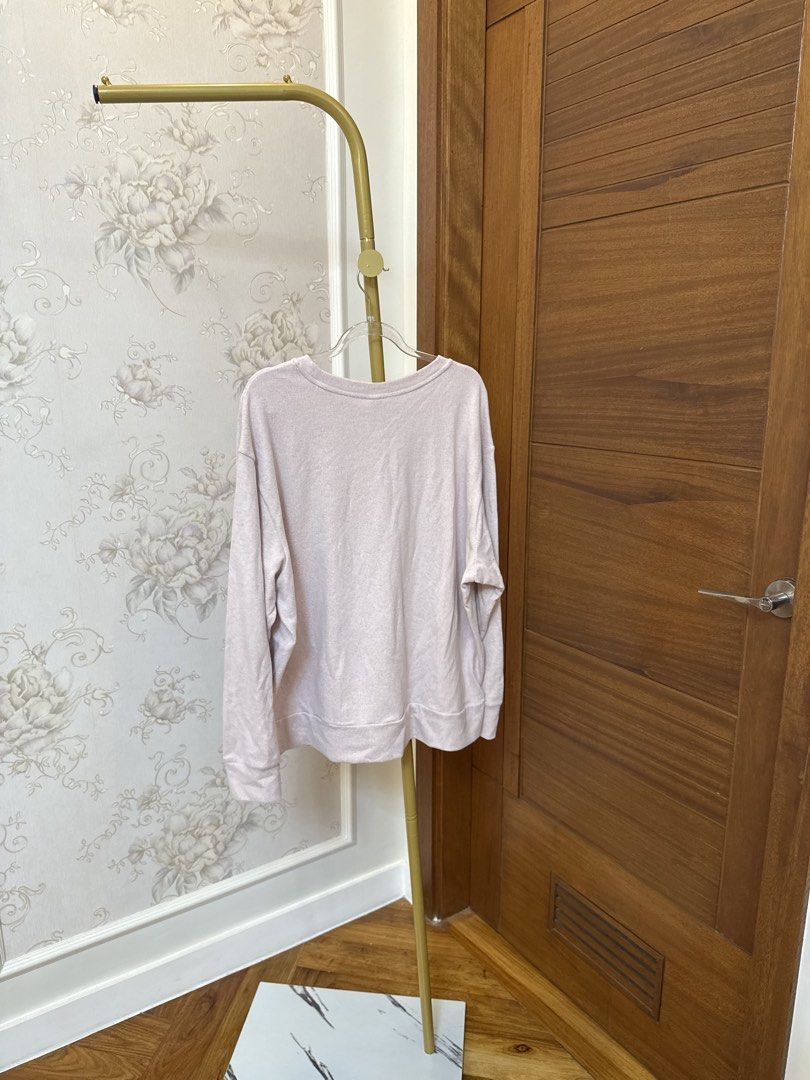 Uniqlo: Sweater in Pink (Category: Coats, Jackets and Outerwear) located in Quezon City. Submitted by vpauline (Listing ID 1467625080, Image 3). Description: 10/10.