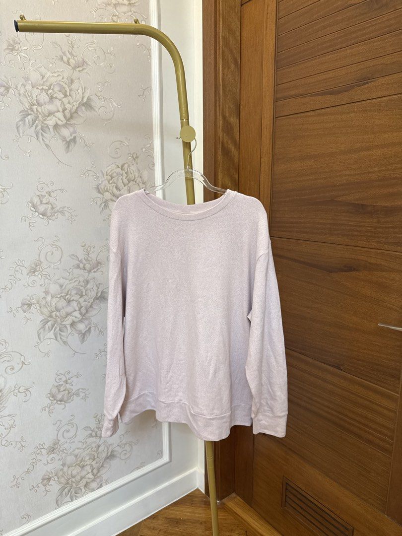 Uniqlo: Sweater in Pink (Category: Coats, Jackets and Outerwear) located in Quezon City. Submitted by vpauline (Listing ID 1467625080, Image 1). Description: 10/10.