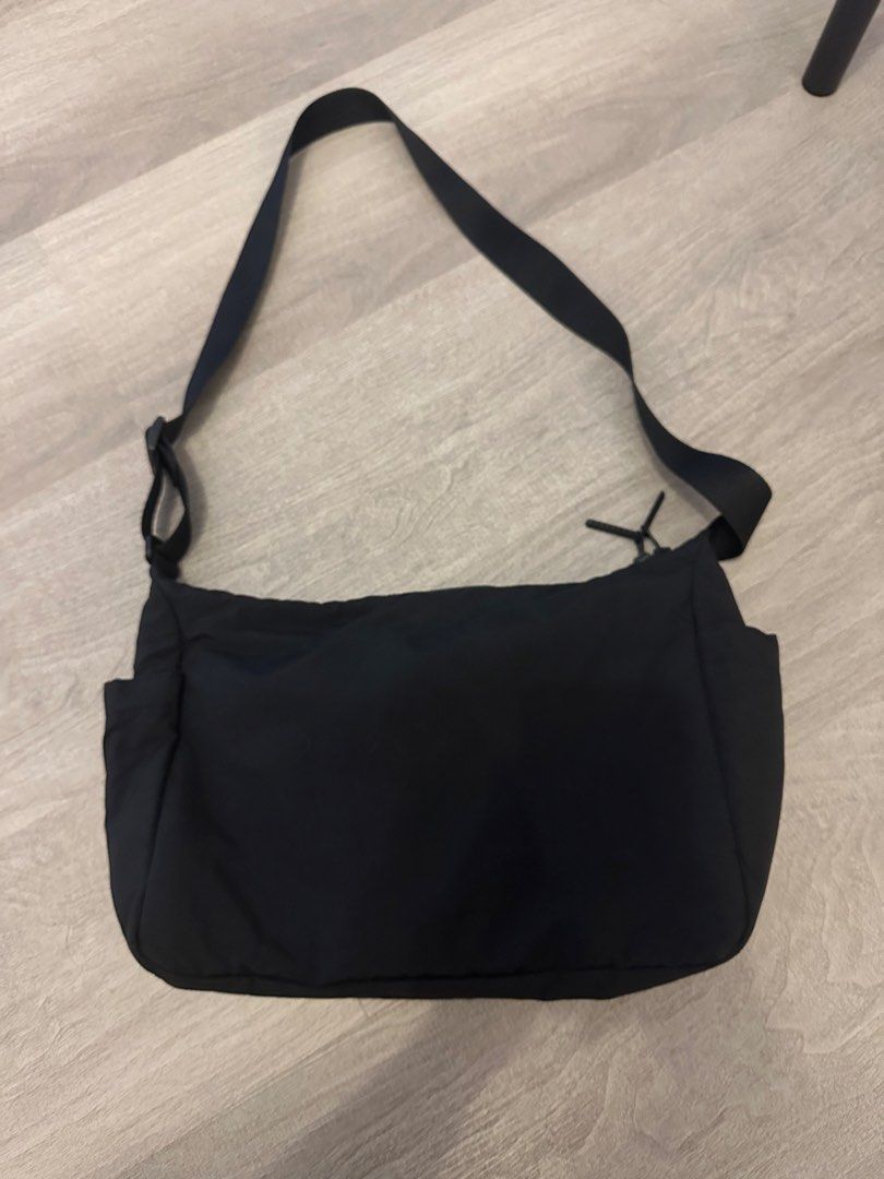 Uniqlo utility bag (Category: Sling Bags) located in Makati City. Submitted by rosh_m (Listing ID 1467535753, Image 2). Description: No issues Not using anymore.