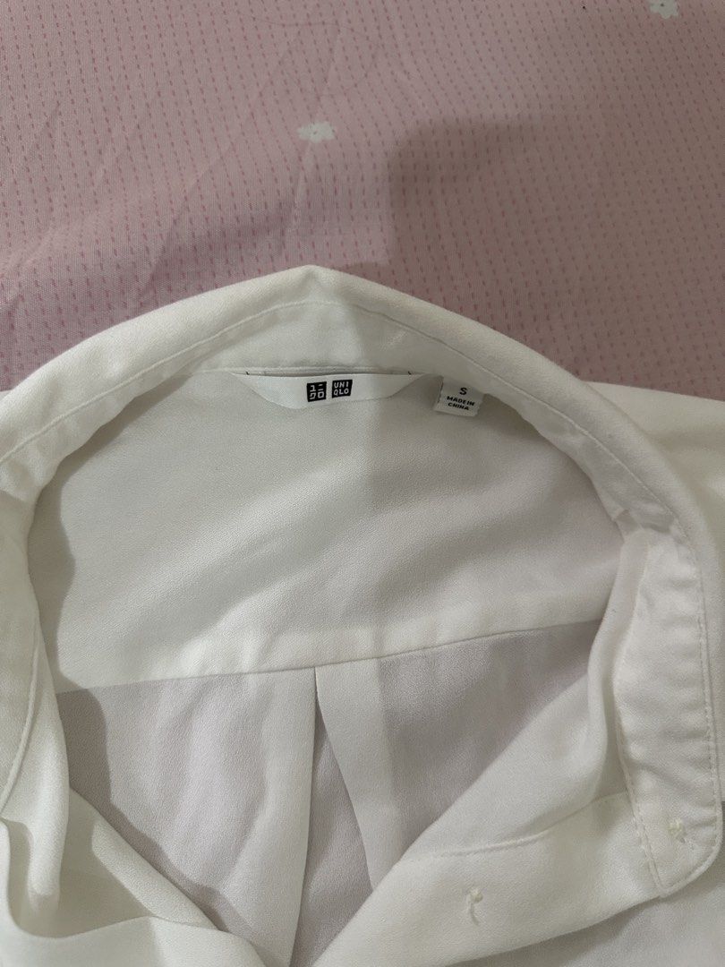 Uniqlo White Long Sleeve Button-Up Blouse (Category: Longsleeves) located in Lipa City. Submitted by chiechums (Listing ID 1467639839, Image 2). Description: - Brand: Uniqlo - Color: White - Style: Long sleeve, button-down front with standard collar - Size: Small - Material: Lightweight fabric, easy to pair with skirts or trousers - Condition: Clean, excellent, and ready to wear - Perfect for: Office wear or casual outings.