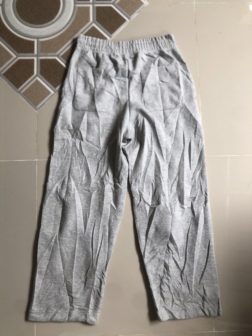 Uniqlo wide c pants (Category: Joggers) located in Binalbagan. Submitted by kianbenedict024 (Listing ID 1467621331, Image 2). Description: Uniqlo wide c pants Excellent condition Size medium Dimension W30-32 L40.