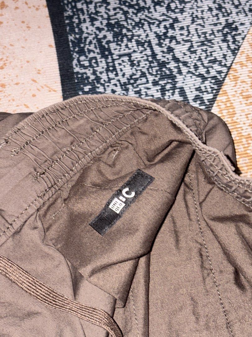 Uniqlo Wide Cargo Pants (Category: Trousers) located in Abuyog. Submitted by garments.sl (Listing ID 1467653089, Image 3). Description: Medium on tag 30-36waist / 39-40l Excellent to as new No flaws.