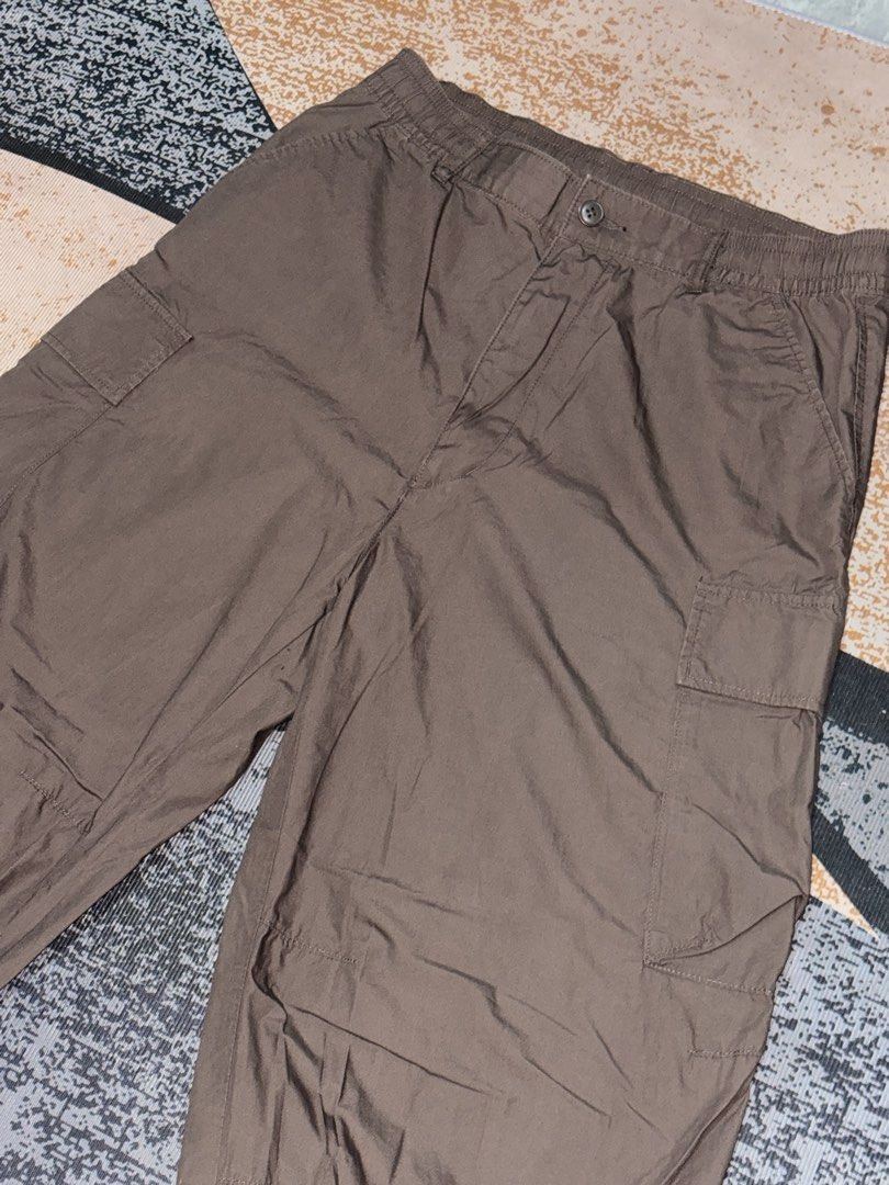 Uniqlo Wide Cargo Pants (Category: Trousers) located in Abuyog. Submitted by garments.sl (Listing ID 1467653089, Image 2). Description: Medium on tag 30-36waist / 39-40l Excellent to as new No flaws.