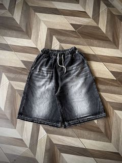 (Category: ) located in . Submitted by thrift.wrld (Listing ID 1467717084, Image 1). Description: .
