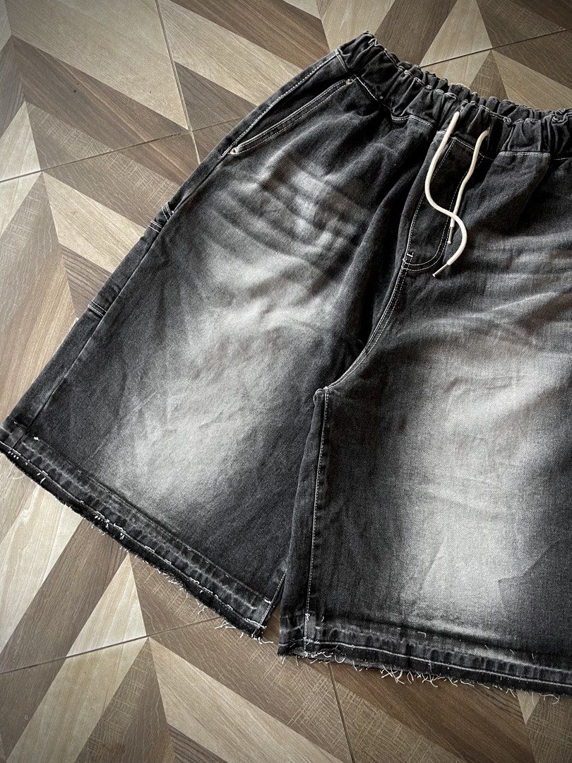 Unusedlab Black Washed Carpenter Jorts (Category: Shorts) located in Pagadian. Submitted by thrift.wrld (Listing ID 1467717084, Image 3). Description: ( Unusedlab Black Washed Carpenter Jorts ) Dimensions: • Waist: Stretchable • Length: 27 • Thigh: 17 • Hem: 16 Drop Prices: • Mine: 600 + ₱9O shipping fee (sf).