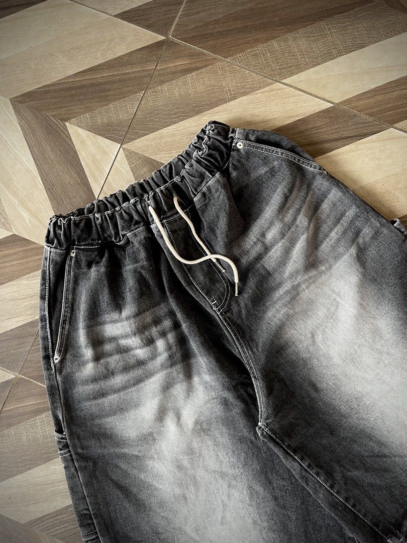 Unusedlab Black Washed Carpenter Jorts (Category: Shorts) located in Pagadian. Submitted by thrift.wrld (Listing ID 1467717084, Image 2). Description: ( Unusedlab Black Washed Carpenter Jorts ) Dimensions: • Waist: Stretchable • Length: 27 • Thigh: 17 • Hem: 16 Drop Prices: • Mine: 600 + ₱9O shipping fee (sf).