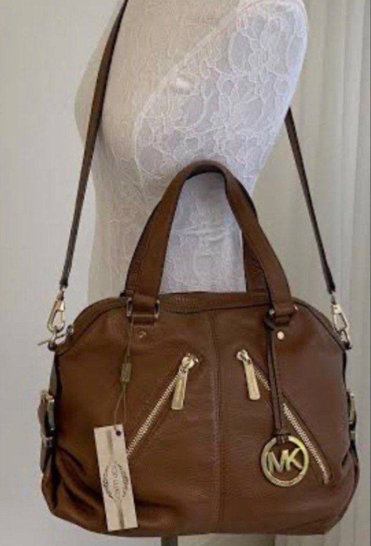 🇺🇸US Bought 2-way Michael Kors Brown Bag (Category: Luxury Bags & Wallets) located in Quezon City. Submitted by littlemissfirstowner (Listing ID 1467648171, Image 1). Description: MK 2-way Brown Bag This classy Michael Kors piece was bought in the States Check ✨My ✨ Reviews ✨ Beautiful, intact, with sling Make your offers Picture 1 is a when-worn sample photo Dm me! ✨🫰.