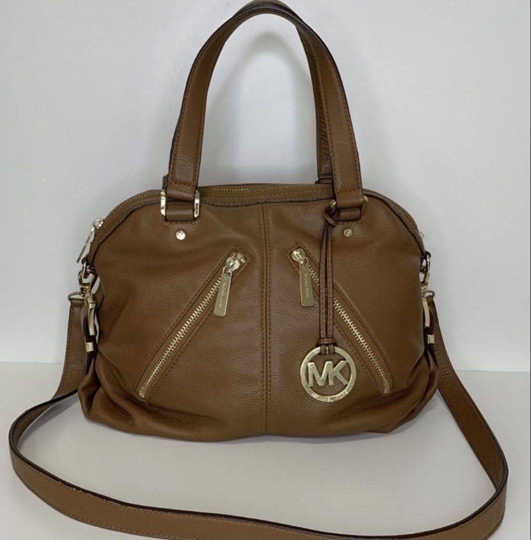 🇺🇸US Bought 2-way Michael Kors Brown Bag (Category: Luxury Bags & Wallets) located in Quezon City. Submitted by littlemissfirstowner (Listing ID 1467648171, Image 2). Description: MK 2-way Brown Bag This classy Michael Kors piece was bought in the States Check ✨My ✨ Reviews ✨ Beautiful, intact, with sling Make your offers Picture 1 is a when-worn sample photo Dm me! ✨🫰.