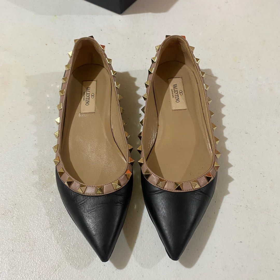 Valentino Garavani Rockstud Point Toe Flats (Category: Flats & Sandals) located in Bacacay. Submitted by curatedsbyjj (Listing ID 1467723506, Image 2). Description: 100% Authentic Valentino Garavani Rockstud Point Toe Flats in black/nude, Classic studded design. Perfect everyday luxury footwear. • Size: 35 1/2 (Insole is 23.5 CM) • Condition: 8/10 used condition. Kindly refer to the photos for full condition • Inclusions: None > Notes & Reminders