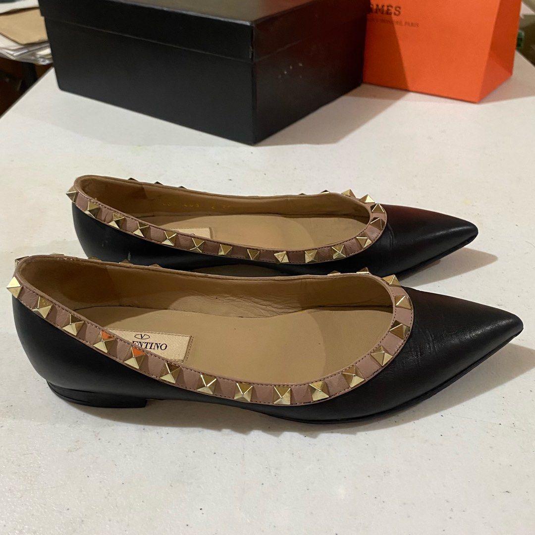 Valentino Garavani Rockstud Point Toe Flats (Category: Flats & Sandals) located in Bacacay. Submitted by curatedsbyjj (Listing ID 1467723506, Image 3). Description: 100% Authentic Valentino Garavani Rockstud Point Toe Flats in black/nude, Classic studded design. Perfect everyday luxury footwear. • Size: 35 1/2 (Insole is 23.5 CM) • Condition: 8/10 used condition. Kindly refer to the photos for full condition • Inclusions: None > Notes & Reminders