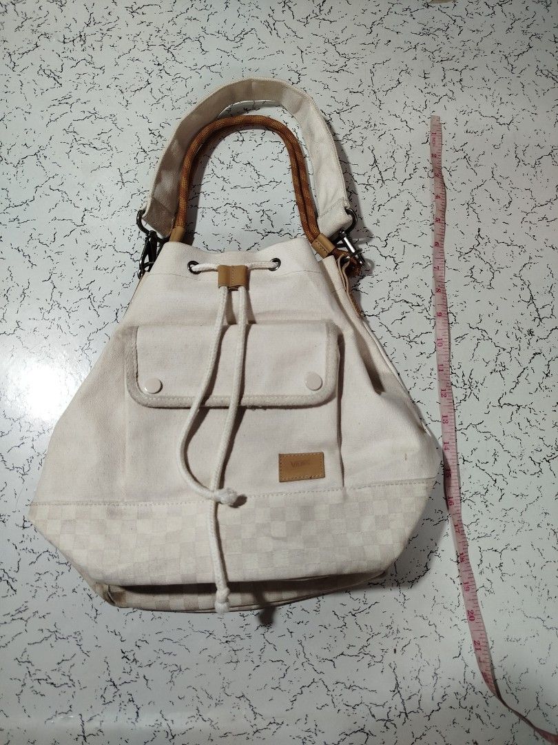 Vans bag (Category: Shoulder Bags) located in Mandaluyong City. Submitted by ren2o_cru2 (Listing ID 1467773444, Image 1). Description: authentic vans bag.