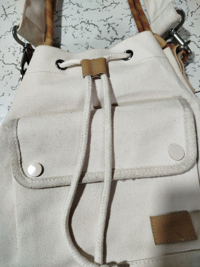 Vans bag (Category: Shoulder Bags) located in Mandaluyong City. Submitted by ren2o_cru2 (Listing ID 1467773444, Image 3). Description: authentic vans bag.
