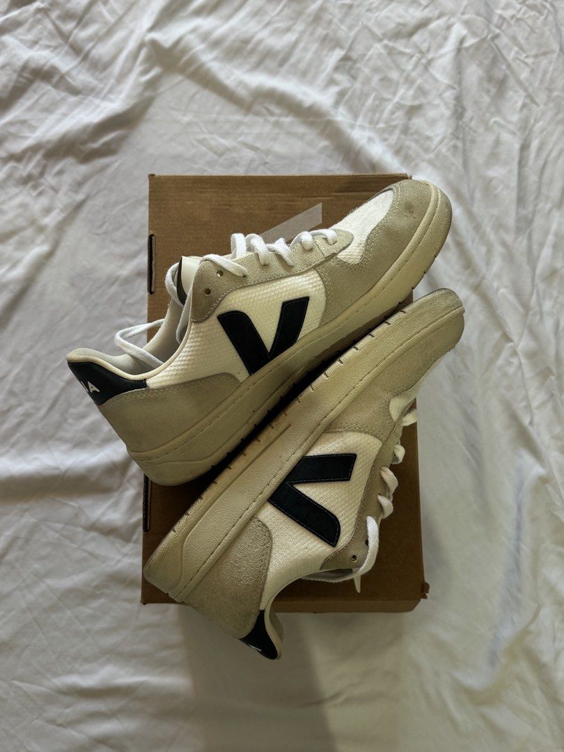 Veja V-10 Sneakers White Extra White Black (Category: Sneakers) located in Binan City. Submitted by truetree_717a49 (Listing ID 1467743676, Image 2). Description: VEJA V-10 B-Mesh White Nautico | Preloved Selling Price: ₱2,350 Size: EU 43 / US 10 (based on box label) Condition: Used, with visible signs of wear • White Nautico colorway • Minimalist design with contrasting VEJA branding • Visible dirt, discoloration, and signs of use • Please refer