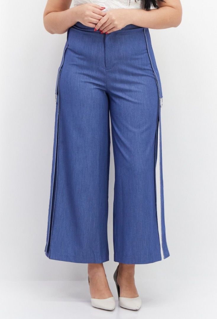 Vero Moda Blue Wide Leg Pants XL Stretchable (Category: Jeans) located in Caloocan City. Submitted by crateandbarrel (Listing ID 1467791717, Image 3). Description: - Brand: Vero Moda - Size: Extra Large (XL) - Color: Solid Blue - Fit: High waist with a flattering wide-leg cut - Material: Stretchable fabric for easy movement and maximum comfort - Special Detail: Chic side zippers running down the outer legs - Styling: Versatile piece that pairs ea