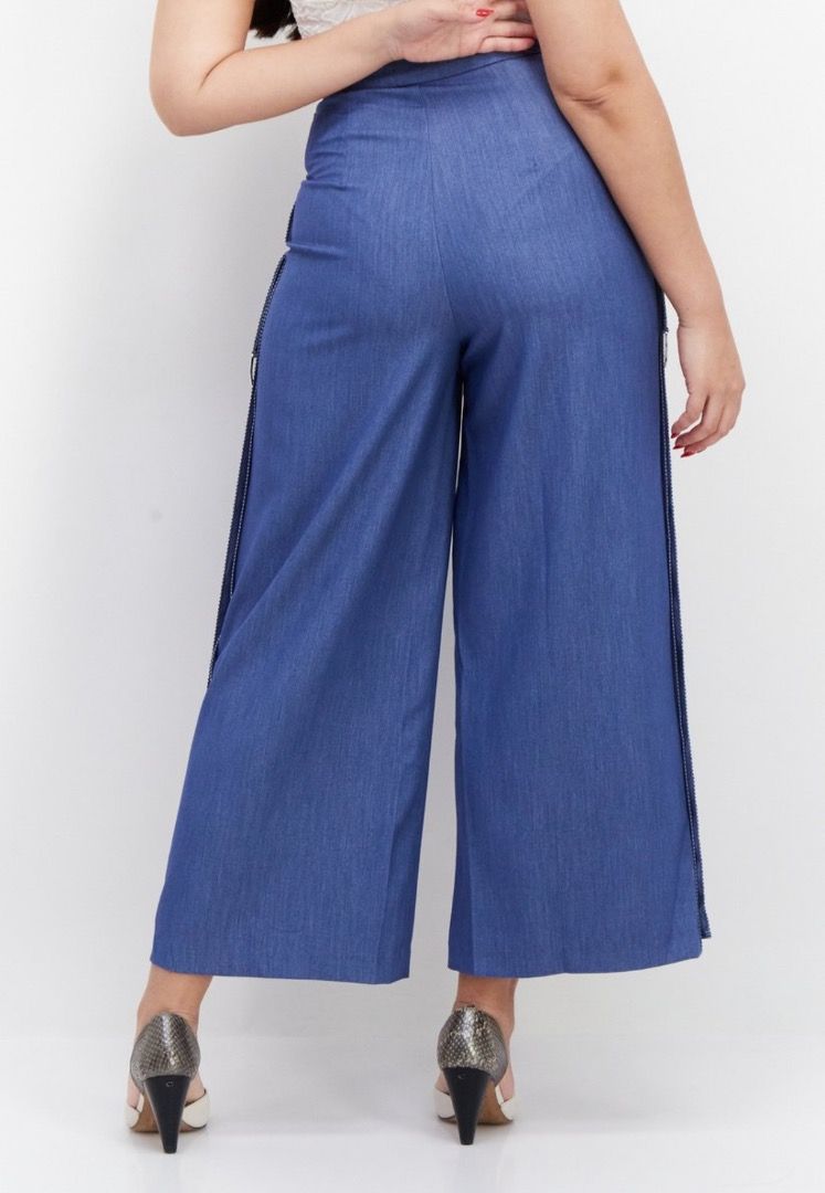 Vero Moda Blue Wide Leg Pants XL Stretchable (Category: Jeans) located in Caloocan City. Submitted by crateandbarrel (Listing ID 1467791717, Image 2). Description: - Brand: Vero Moda - Size: Extra Large (XL) - Color: Solid Blue - Fit: High waist with a flattering wide-leg cut - Material: Stretchable fabric for easy movement and maximum comfort - Special Detail: Chic side zippers running down the outer legs - Styling: Versatile piece that pairs ea