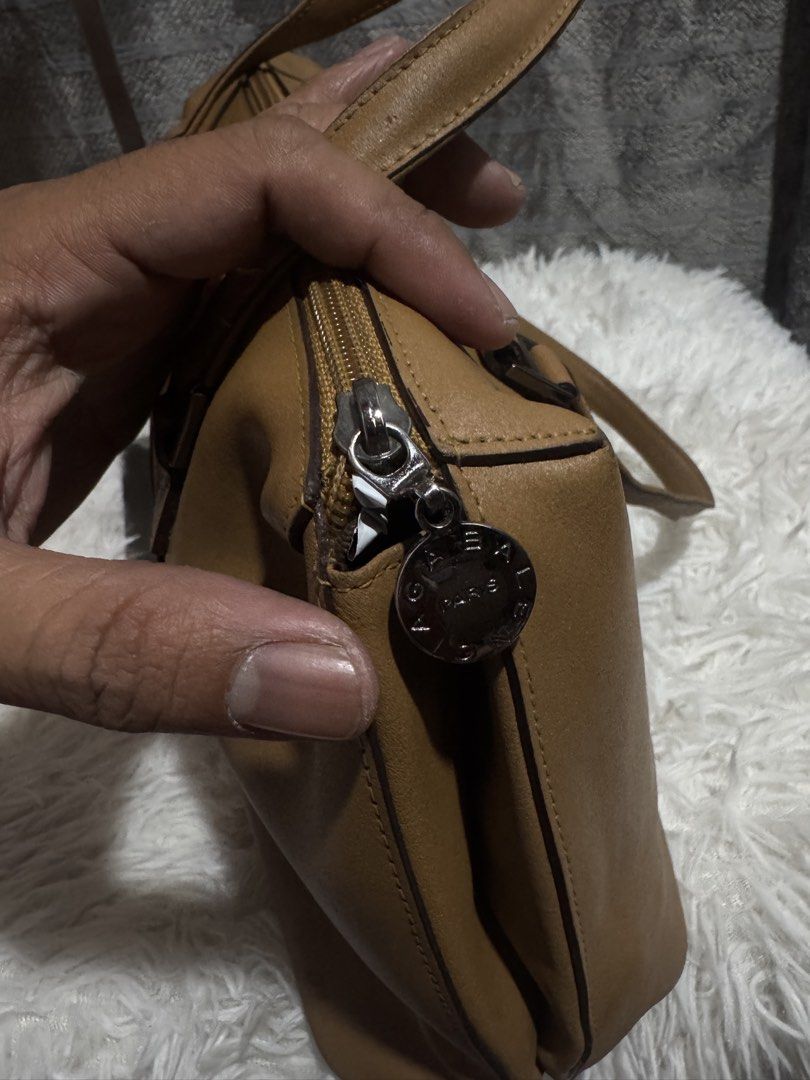 VINTAGE BALENCIAGA (Category: Shoulder Bags) located in Cagayan de Oro. Submitted by akidomingo088 (Listing ID 1467602989, Image 3). Description: good condition no hiden flaws.