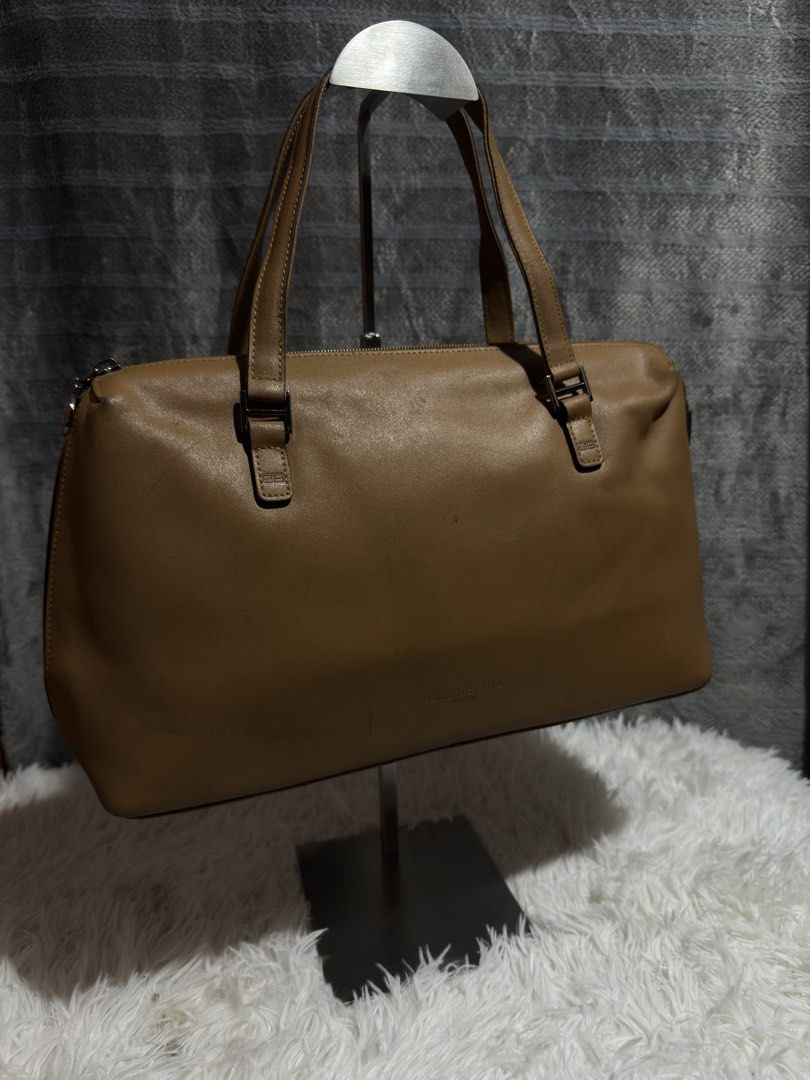 VINTAGE BALENCIAGA (Category: Shoulder Bags) located in Cagayan de Oro. Submitted by akidomingo088 (Listing ID 1467602989, Image 1). Description: good condition no hiden flaws.