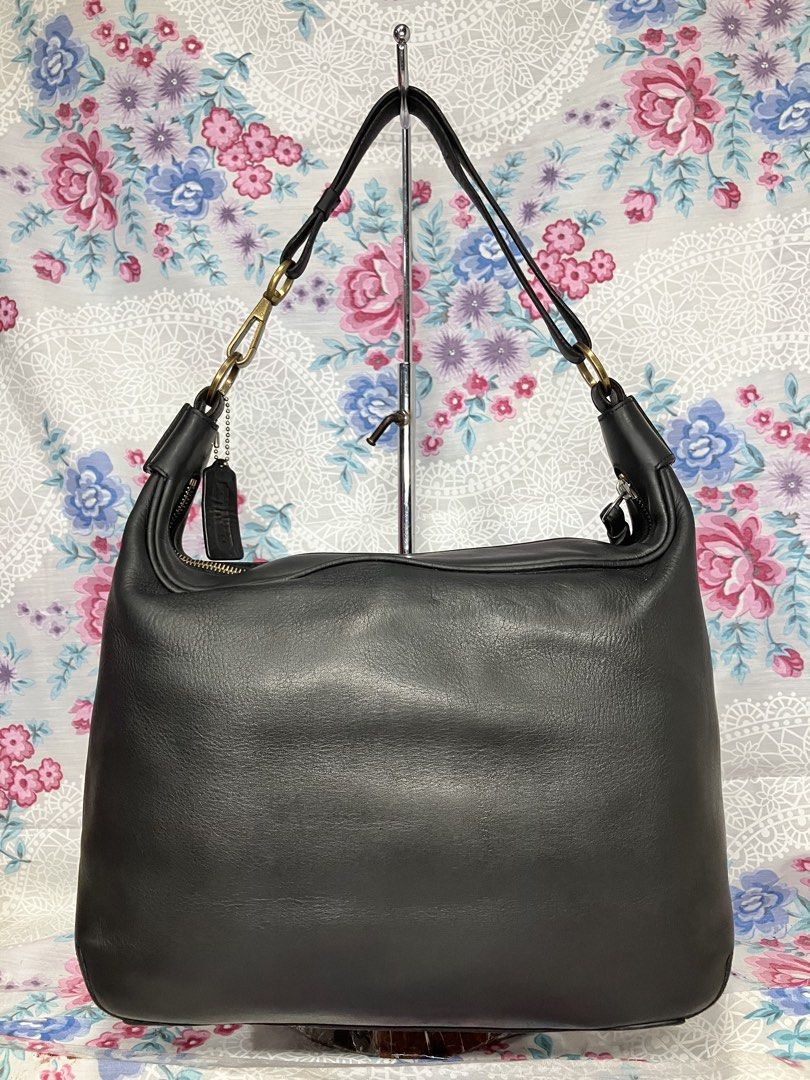 VINTAGE COACH AMANDA HOBO SHOULDER BAG (Category: Shoulder Bags) located in General Mariano Alvarez. Submitted by adonid (Listing ID 1467685963, Image 3). Description: VINTAGE COACH AMANDA HOBO SHOULDER BAG GOOD CONDITION NORMAL SIGN OF USAGE ONLY .