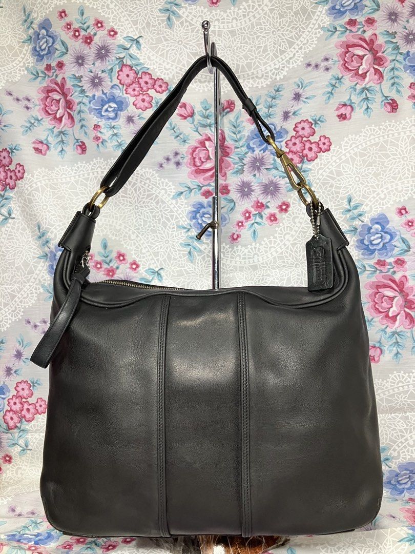 VINTAGE COACH AMANDA HOBO SHOULDER BAG (Category: Shoulder Bags) located in General Mariano Alvarez. Submitted by adonid (Listing ID 1467685963, Image 1). Description: VINTAGE COACH AMANDA HOBO SHOULDER BAG GOOD CONDITION NORMAL SIGN OF USAGE ONLY .
