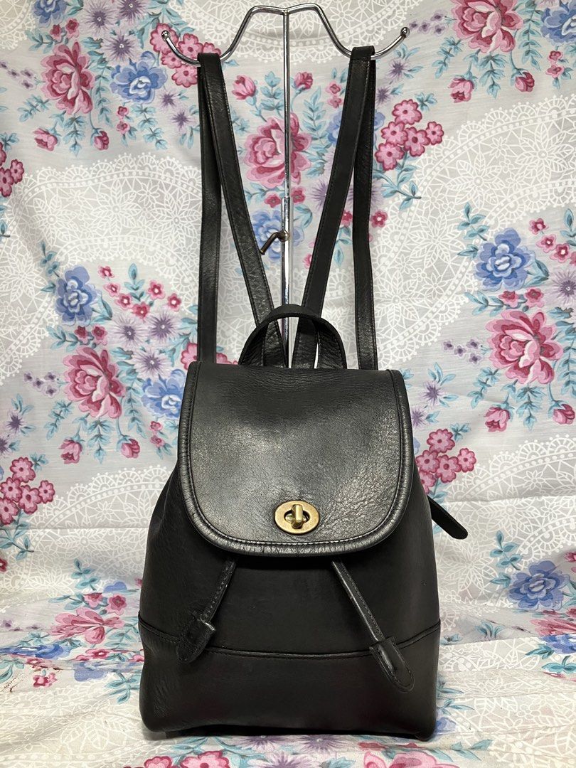VINTAGE COACH BLACK DAYPACK BAG (Category: Backpacks) located in General Mariano Alvarez. Submitted by adonid (Listing ID 1467681139, Image 1). Description: VINTAGE COACH BLACK DAYPACK BAG GOOD CONDITION NORMAL SIGN OF USAGE ONLY.