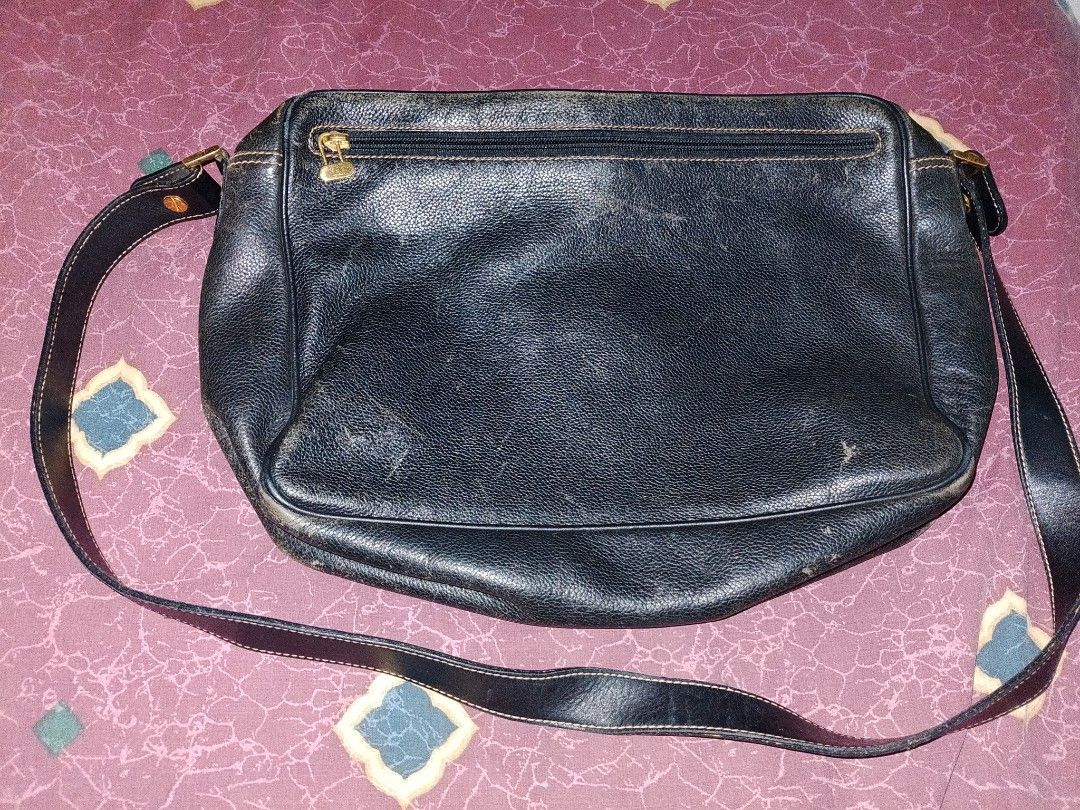 Vintage dunhill messenger bag (Category: Sling Bags) located in Manila. Submitted by takeroshc143 (Listing ID 1467711205, Image 2). Description: vintage dunhill messenger bag, amekaji vibes.