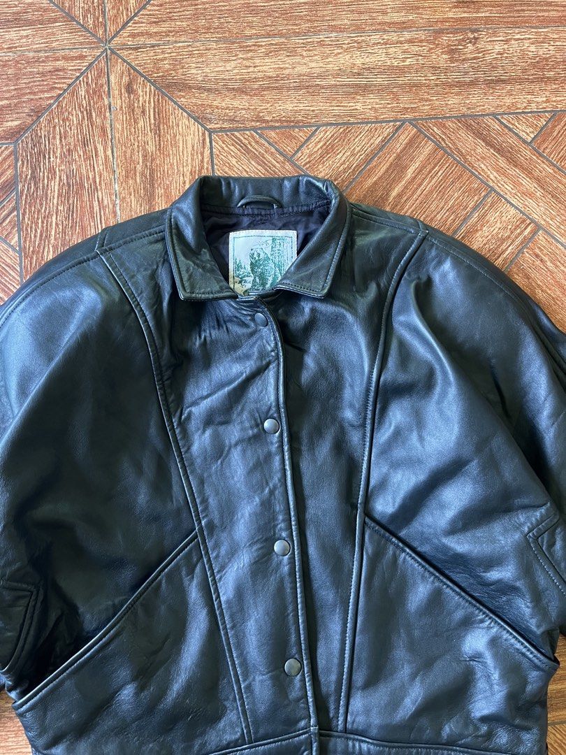 Vintage Golden Bear Leather Jacket (Category: Coats, Jackets and Outerwear) located in Valencia. Submitted by hunterxthrifter (Listing ID 1467676488, Image 2). Description: • Made in USA 🇺🇸 • Size: Small (S) • Color: Black • Genuine leather look with classic vintage detailing • Snap-button closure • Multiple front pockets • Clean vintage silhouette, perfect for streetwear and old-school fits.