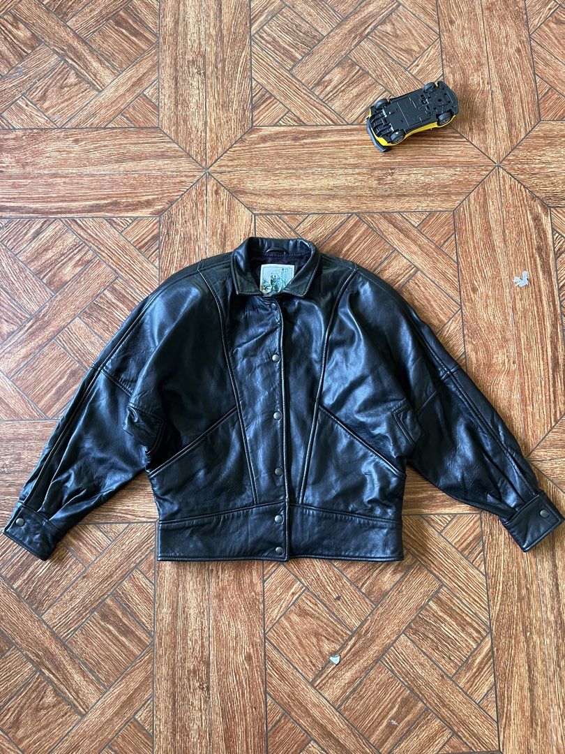 Vintage Golden Bear Leather Jacket (Category: Coats, Jackets and Outerwear) located in Valencia. Submitted by hunterxthrifter (Listing ID 1467676488, Image 1). Description: • Made in USA 🇺🇸 • Size: Small (S) • Color: Black • Genuine leather look with classic vintage detailing • Snap-button closure • Multiple front pockets • Clean vintage silhouette, perfect for streetwear and old-school fits.
