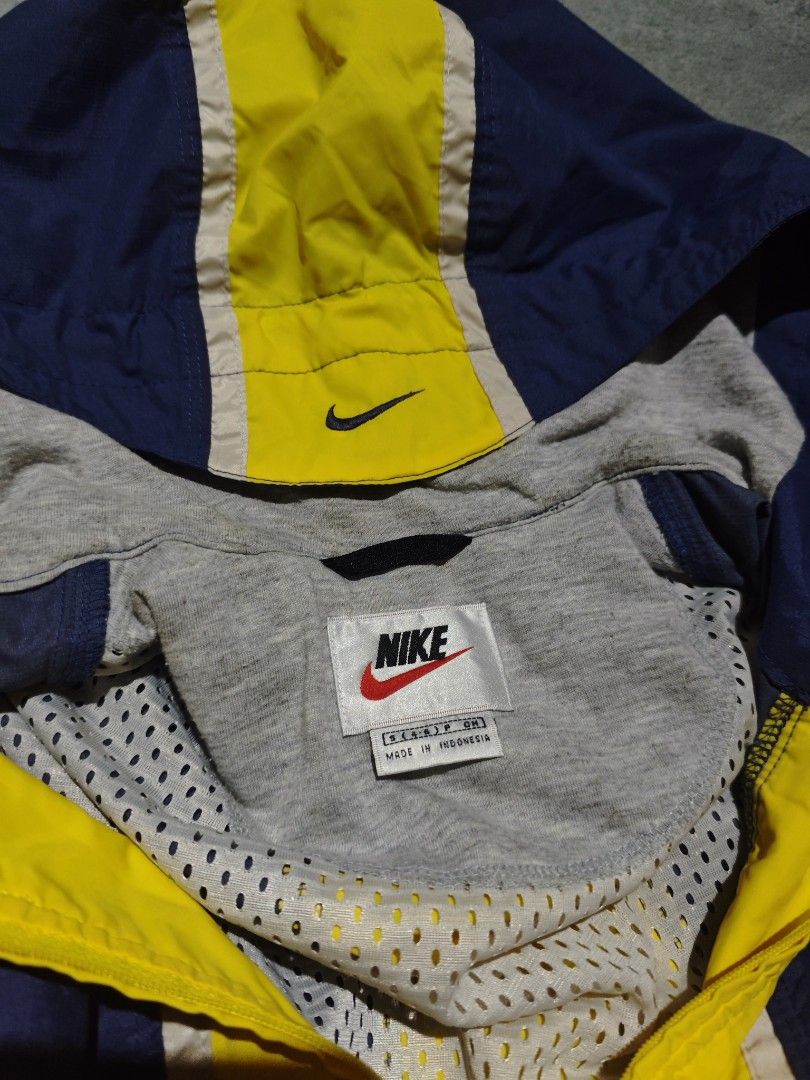 Vintage Nike Anorak windbreaker (Category: Hoodies) located in Dagupan City. Submitted by johnny.flips (Listing ID 1467724318, Image 3). Description: 23-25W 27.5-29.5L excellent condition no issue.