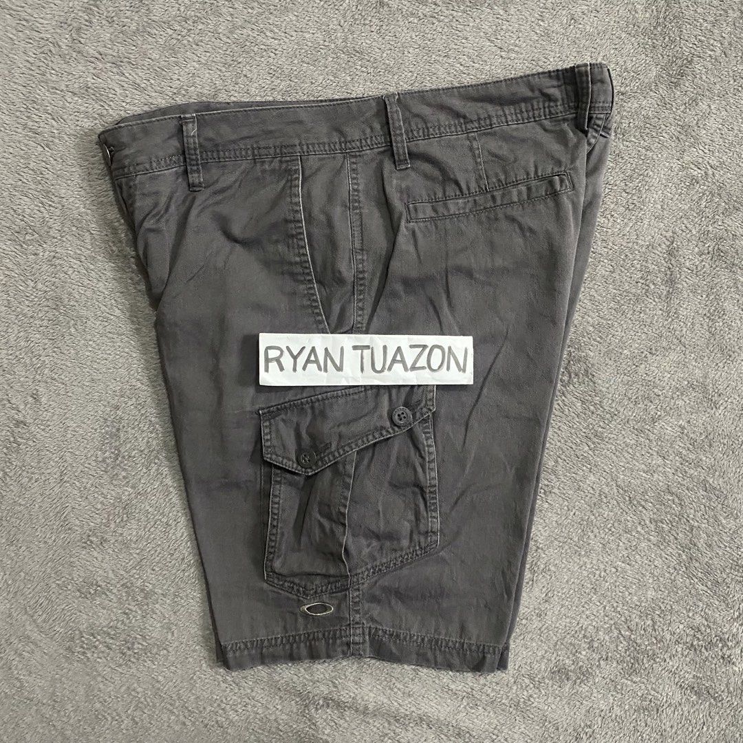 Vintage Oakley Gray Cargo Shorts (Category: Shorts) located in Lubao. Submitted by thriftlangph (Listing ID 1467626465, Image 3). Description: 🏷P799 Y2K Oakley Gray Cargo Shorts 34 to 36W x 19L 11 leg opening 9/10 color rate Good condition No major issue, sign of usage only.