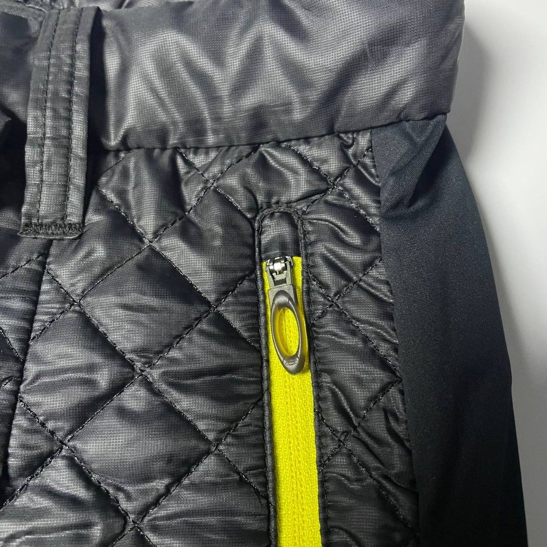 Vintage Oakley Short (Category: Shorts) located in Davao. Submitted by archives_co. (Listing ID 1467797402, Image 3). Description: Excellent condition No issue.