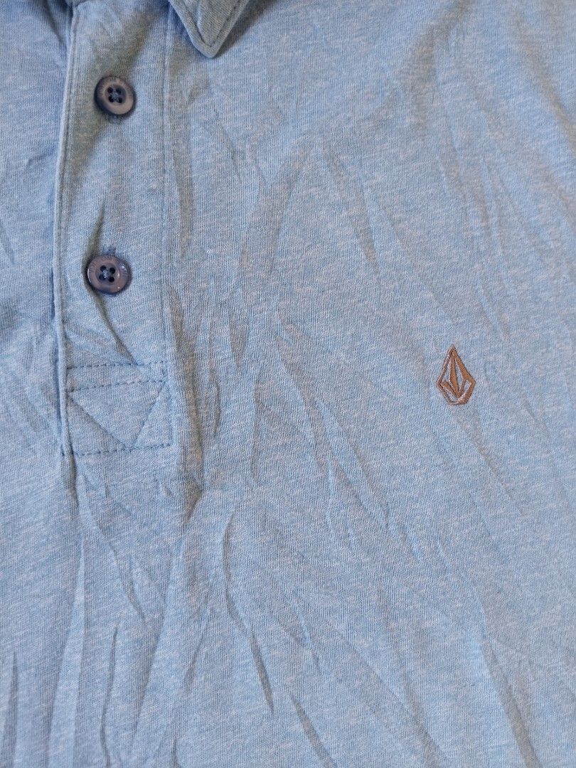 Volcom Corpo Class Polo — Size L (Category: Tshirts & Polo Shirts ) located in Mabalacat. Submitted by al_amin_thrift (Listing ID 1467647012, Image 3). Description: Volcom Corpo Class Polo — Size L ✔️ Authentic Volcom — Corpo Class line ✔️ Size: Large ✔️ Fabric: 60% Cotton / 40% Polyester — soft & comfortable ✔️ Heather light blue — clean, fresh look ✔️ Embroidered stone logo ✔️ Excellent pre-loved condition — like new 💰 Price: 399 — FREE SHIPPI